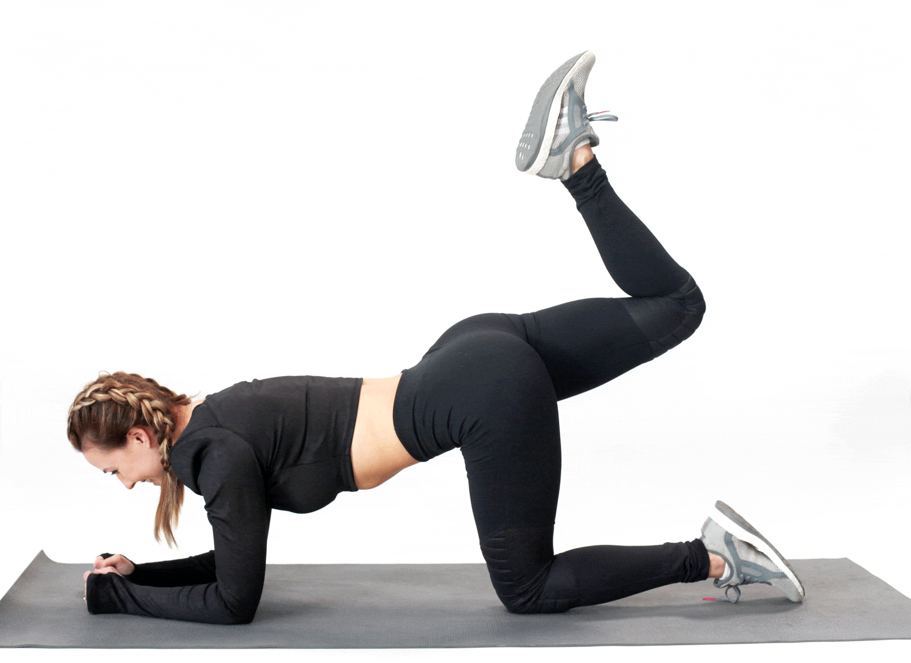 Chica ejercitandose en la sala de su casa.