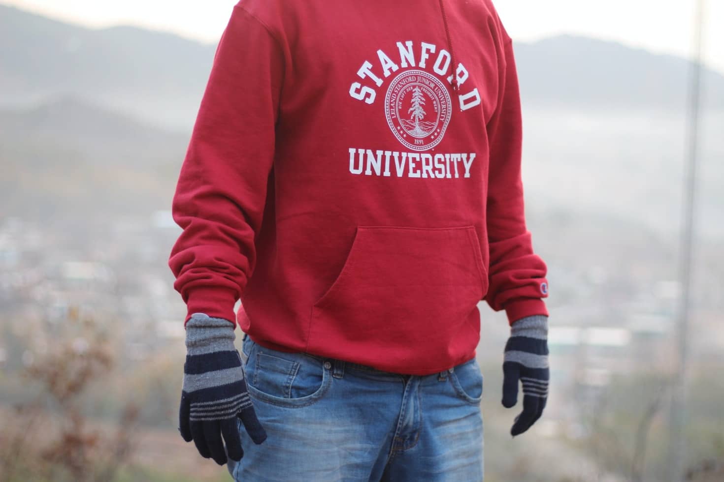 Joven con buso rojo con el logo de la Universidad de Stanford