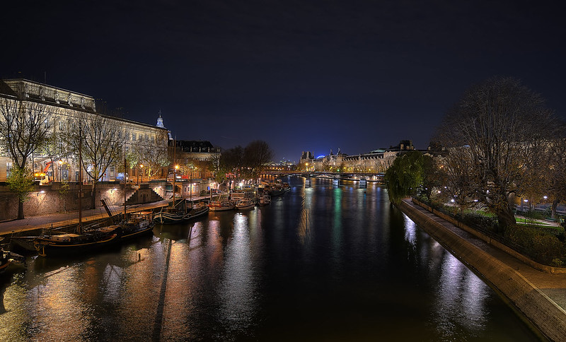 Vista nocturna del rio Sena en París