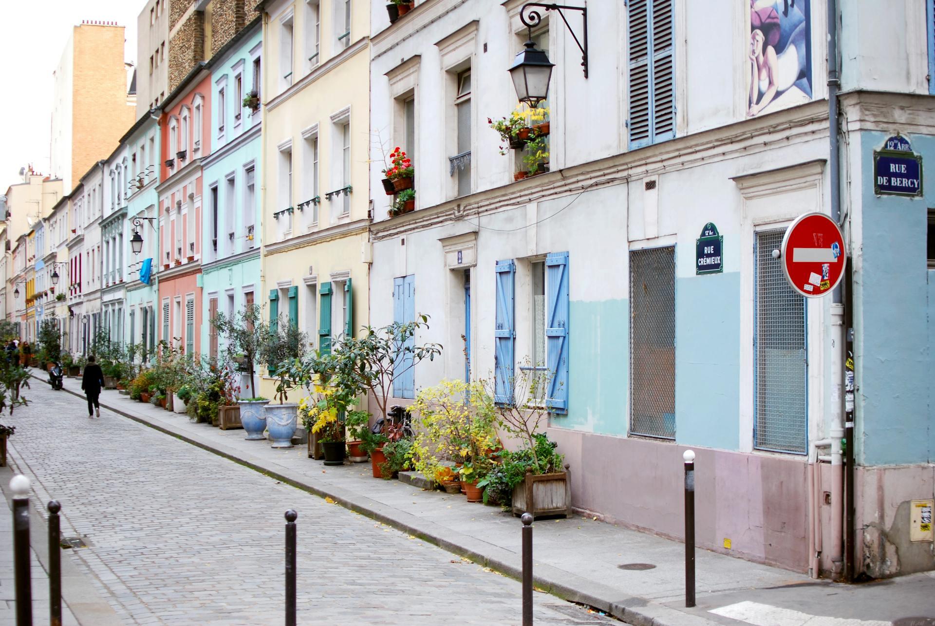 La Rue Crémieux es una pequeña y encantadora calle peatonal ubicada en el distrito 12 de París.