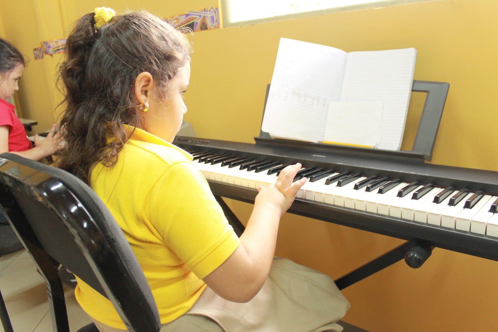Niña tocando un teclado