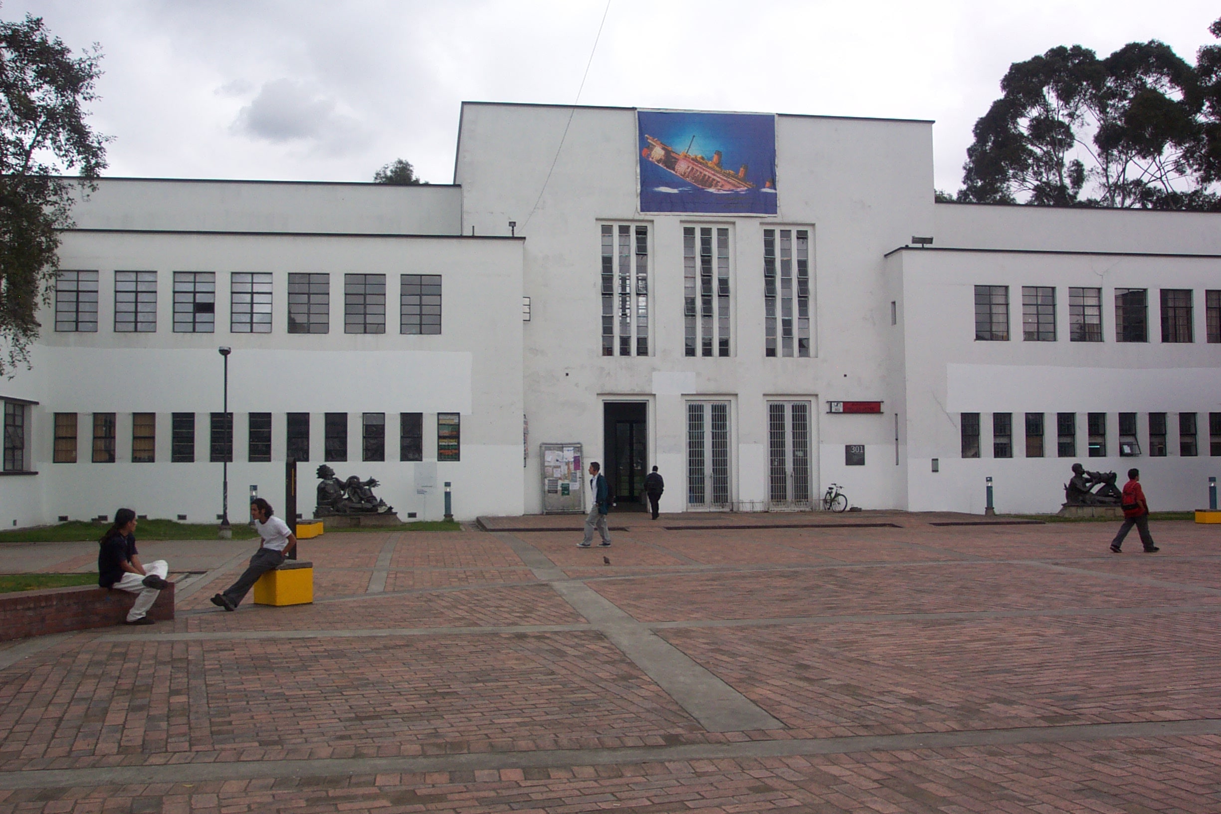 Entrada de la facultad de artes de la U Nacional.