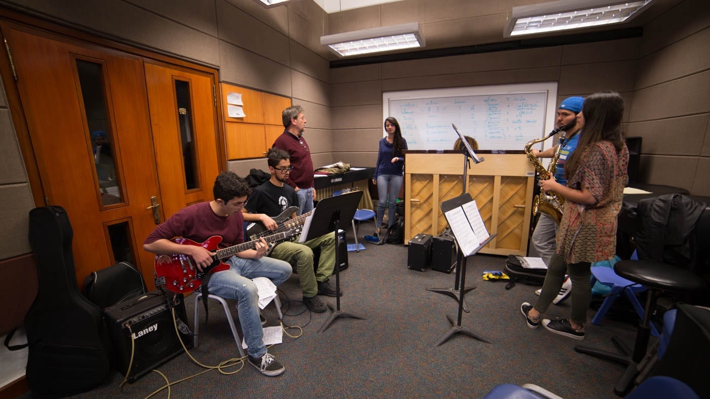 Grupo de estudiantes interpretando instrumentos