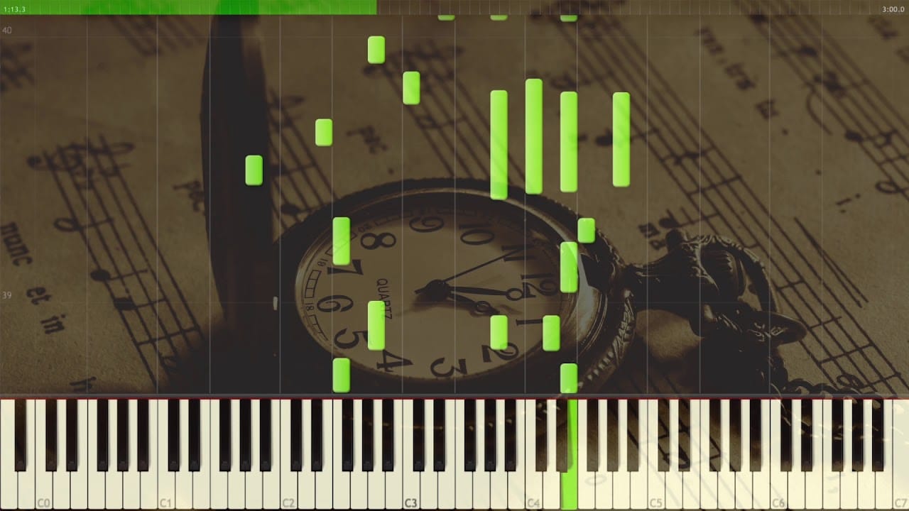 Teclas de piano, con un reloj.
