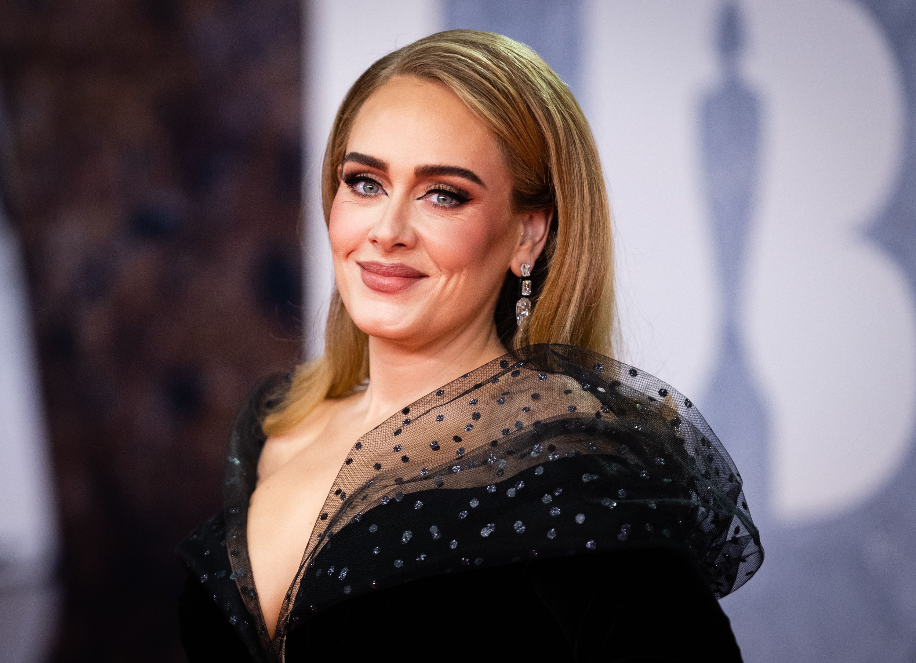 Adele viendo de perfil