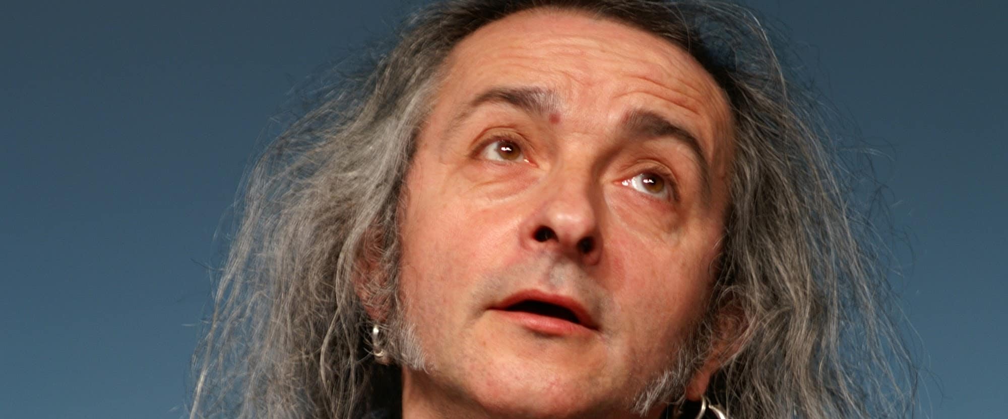 Dominique Visse, viendo hacia arriba.