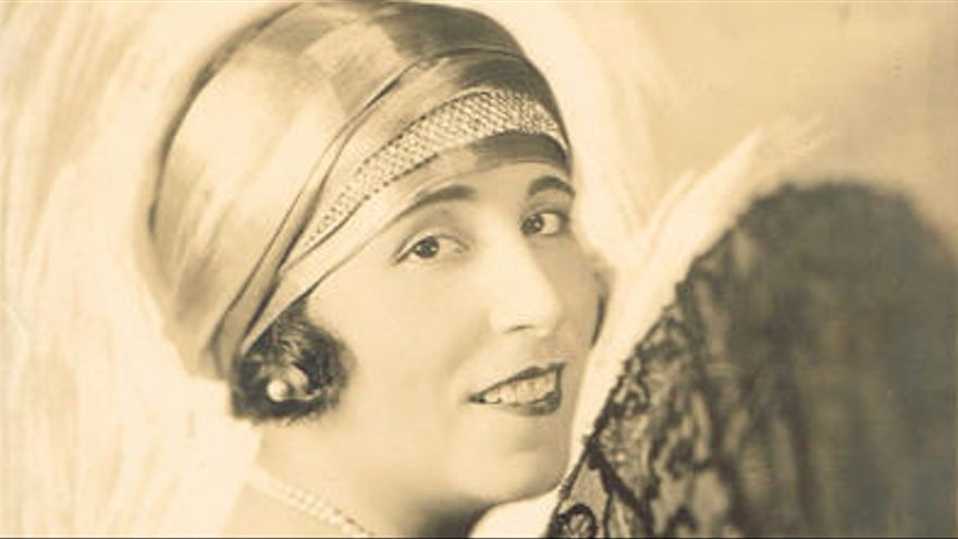 Lucrezia Bori, viendo de perfil.