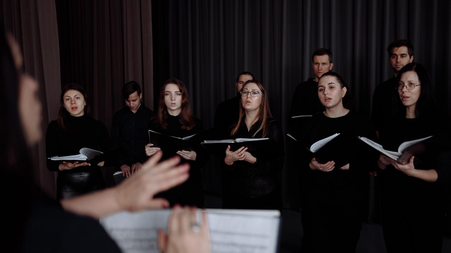 Grupo de cantantes en un coro