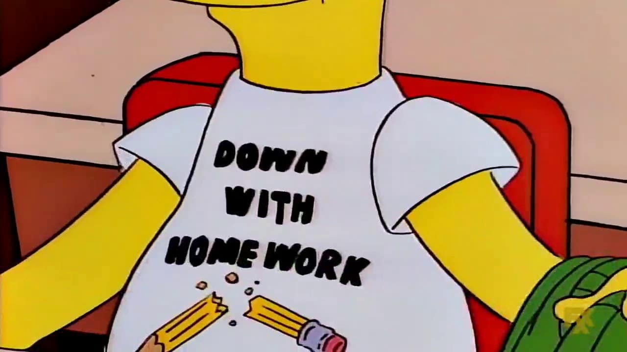 Bart revelando mensaje en su camiseta que dice: abajo la tarea
