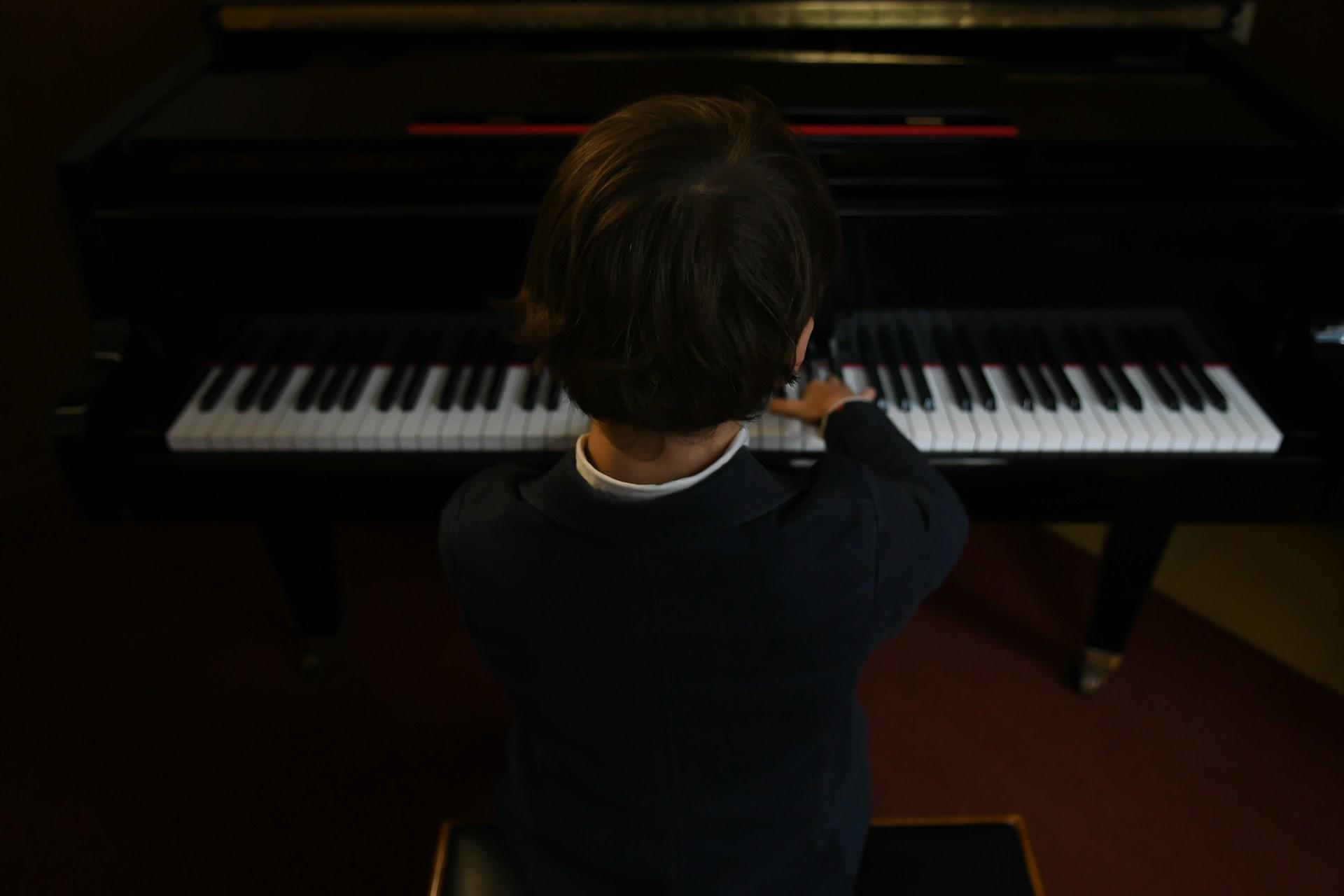 Aprender a tocar piano desde niño