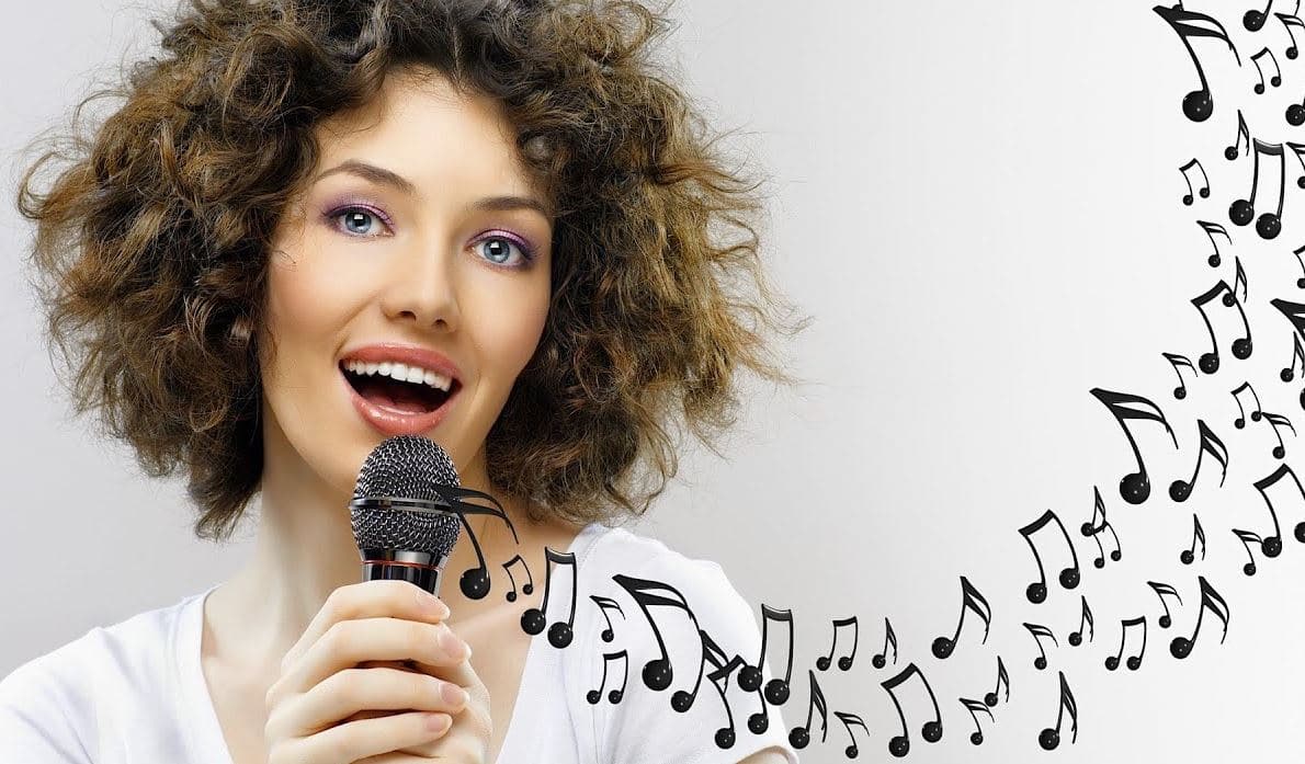 Chica con un micrófono del cual salen notas musicales