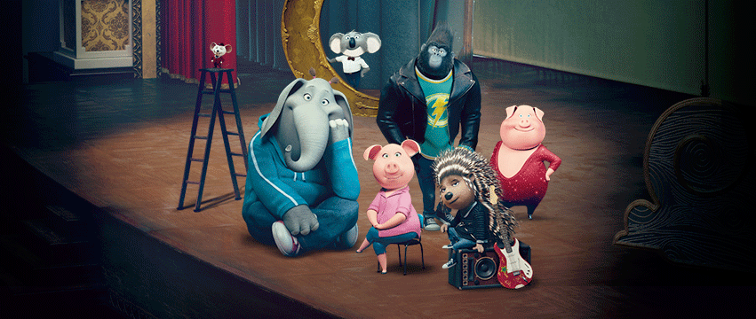 Personajes de la película sing, sentados en el teatro.