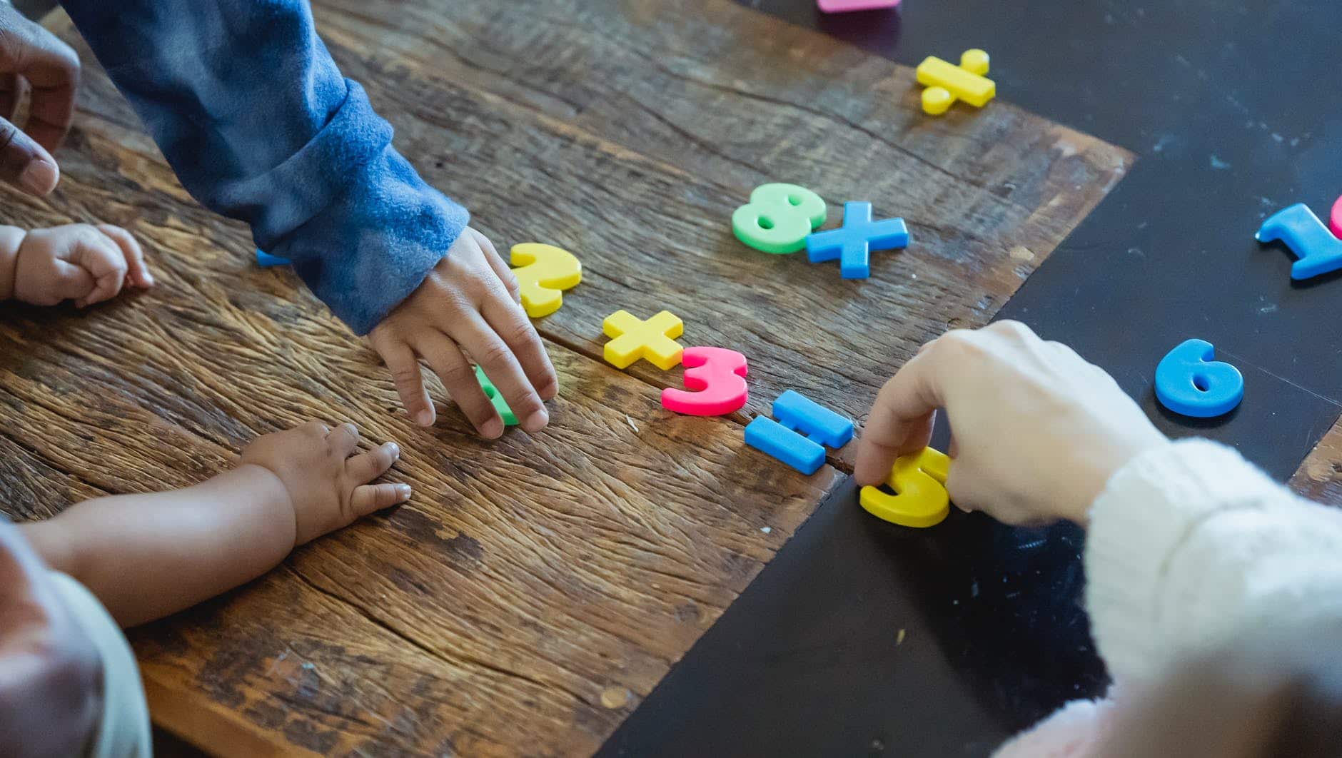 Niños sumando didácticamente