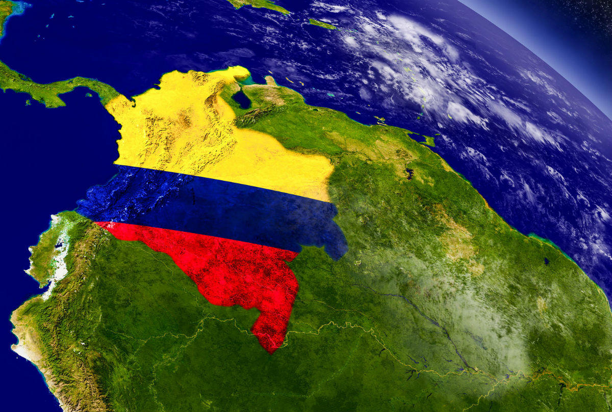 Mapa de Colombia con los colores de la bandera, visto en un mapamundi.