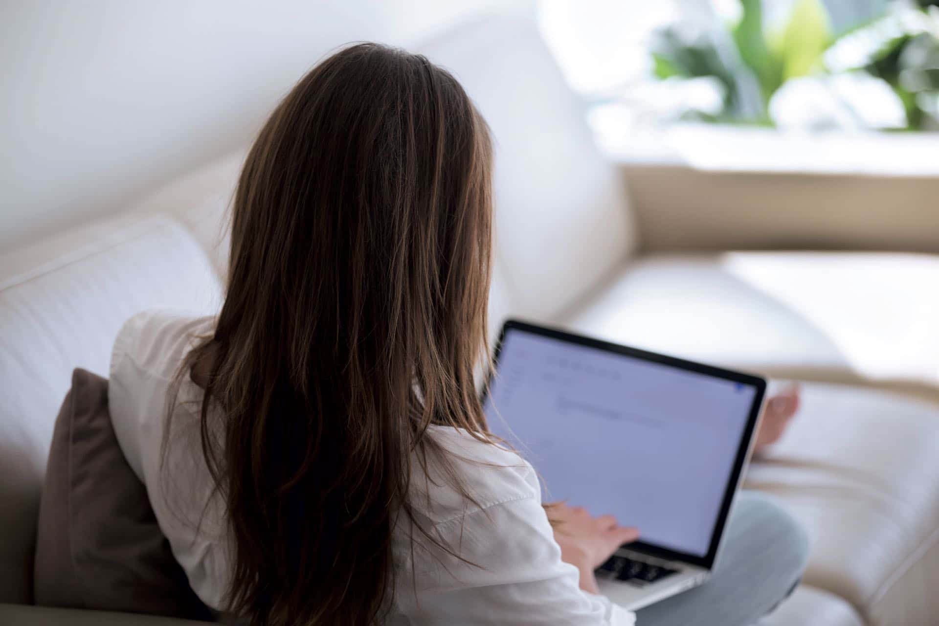 Chica sentada frente a una laptop
