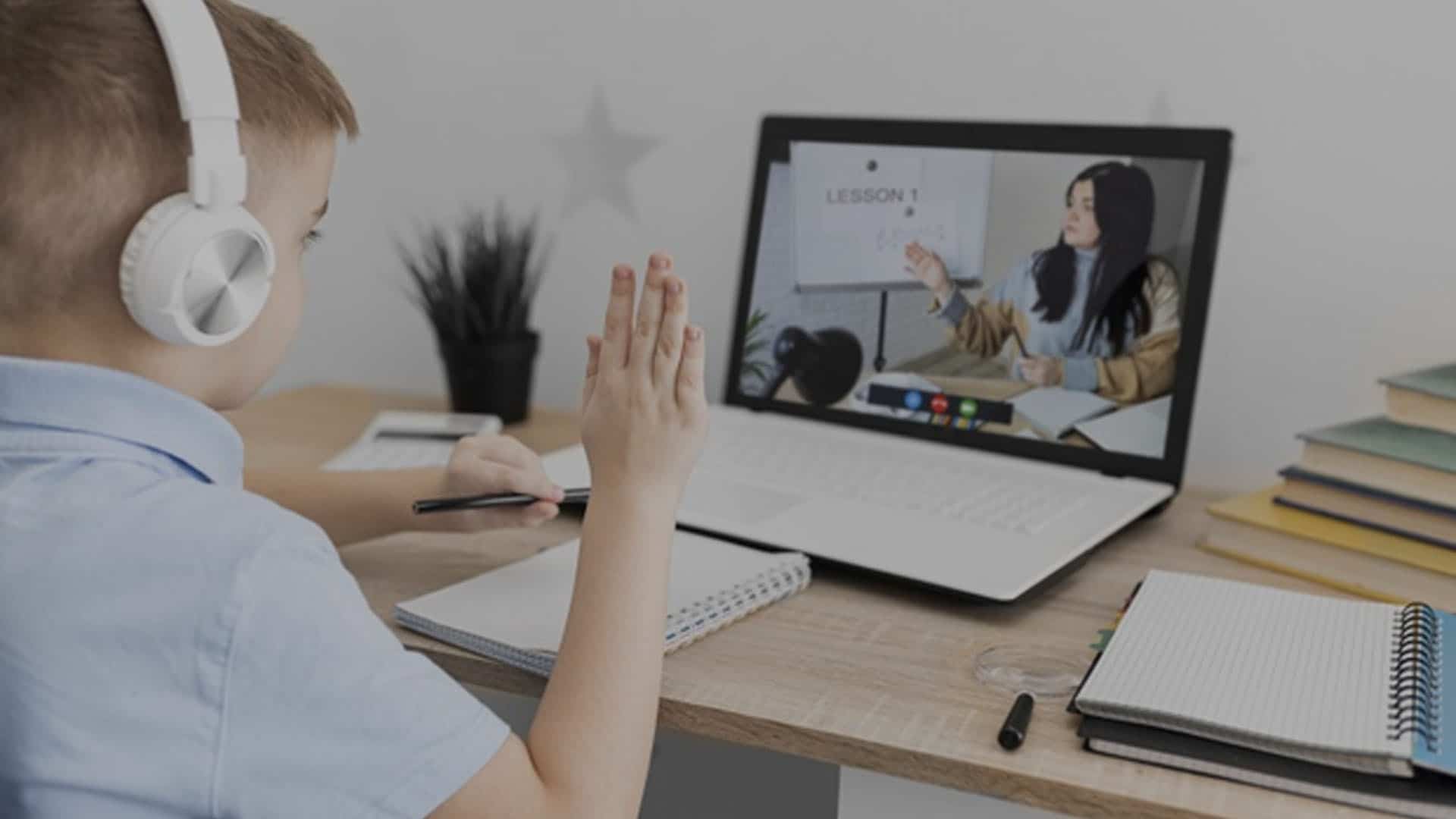 Chico recibiendo clases virtuales con una profesora particular.