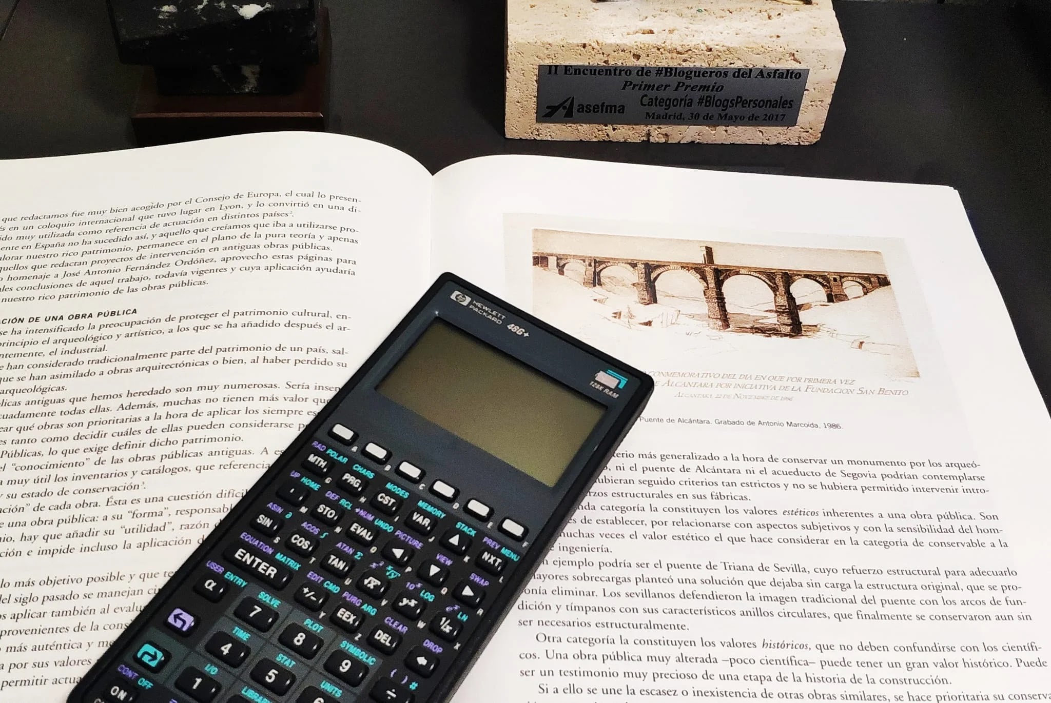 Calculadora sobre un libro abierto.