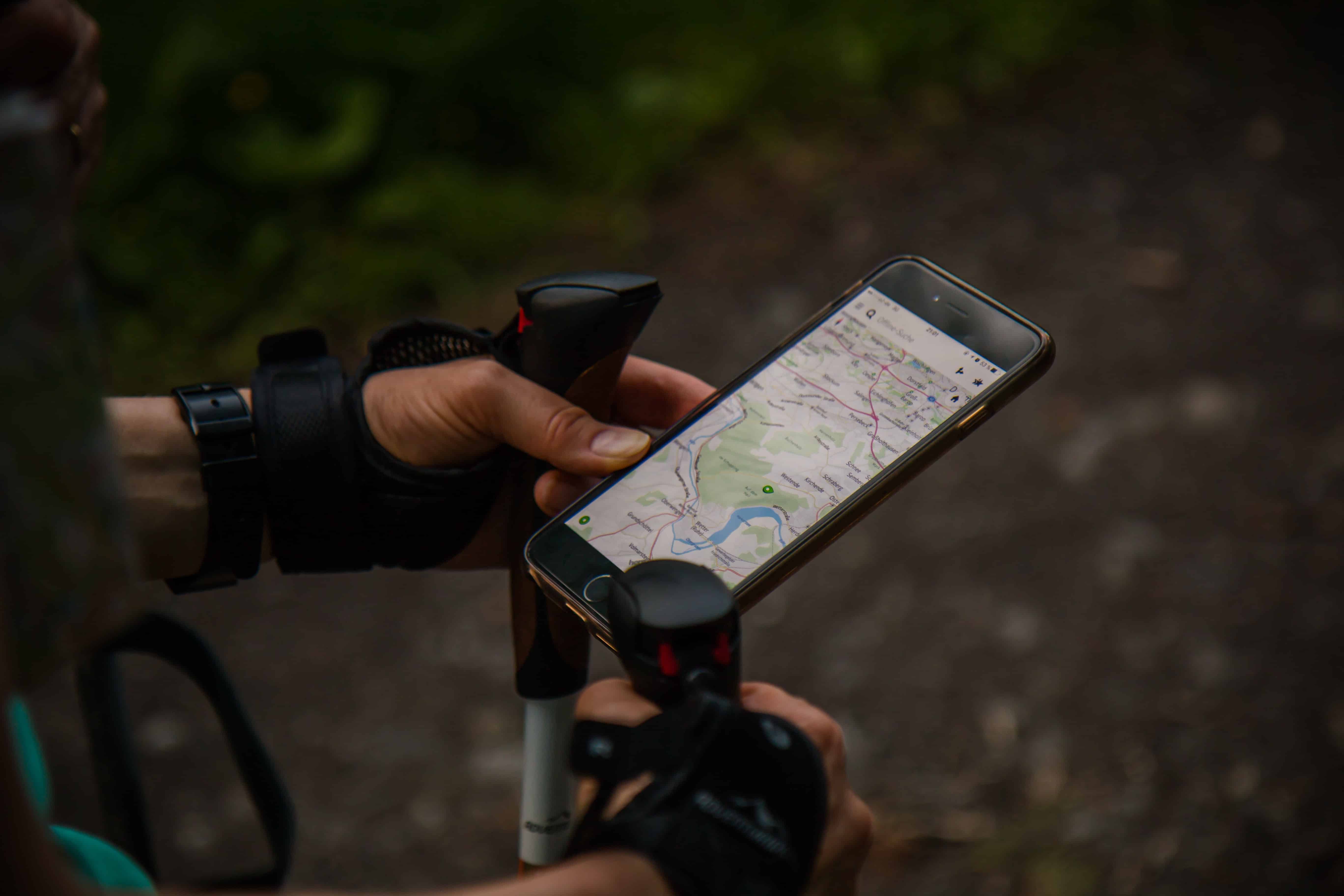 Celular con Strava en el manubrio de una bici
