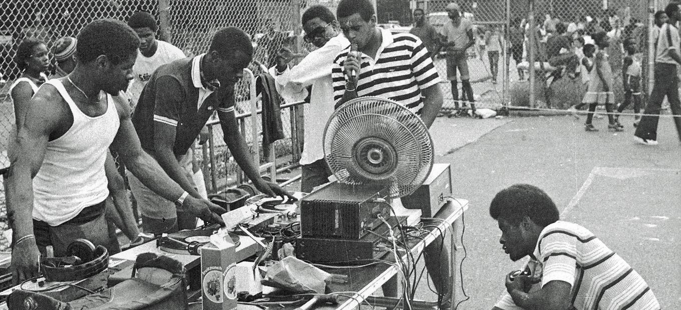 Grupo de chicos en una fiesta callejera.