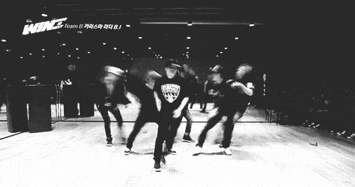 Grupo de personas realizando una coreografía