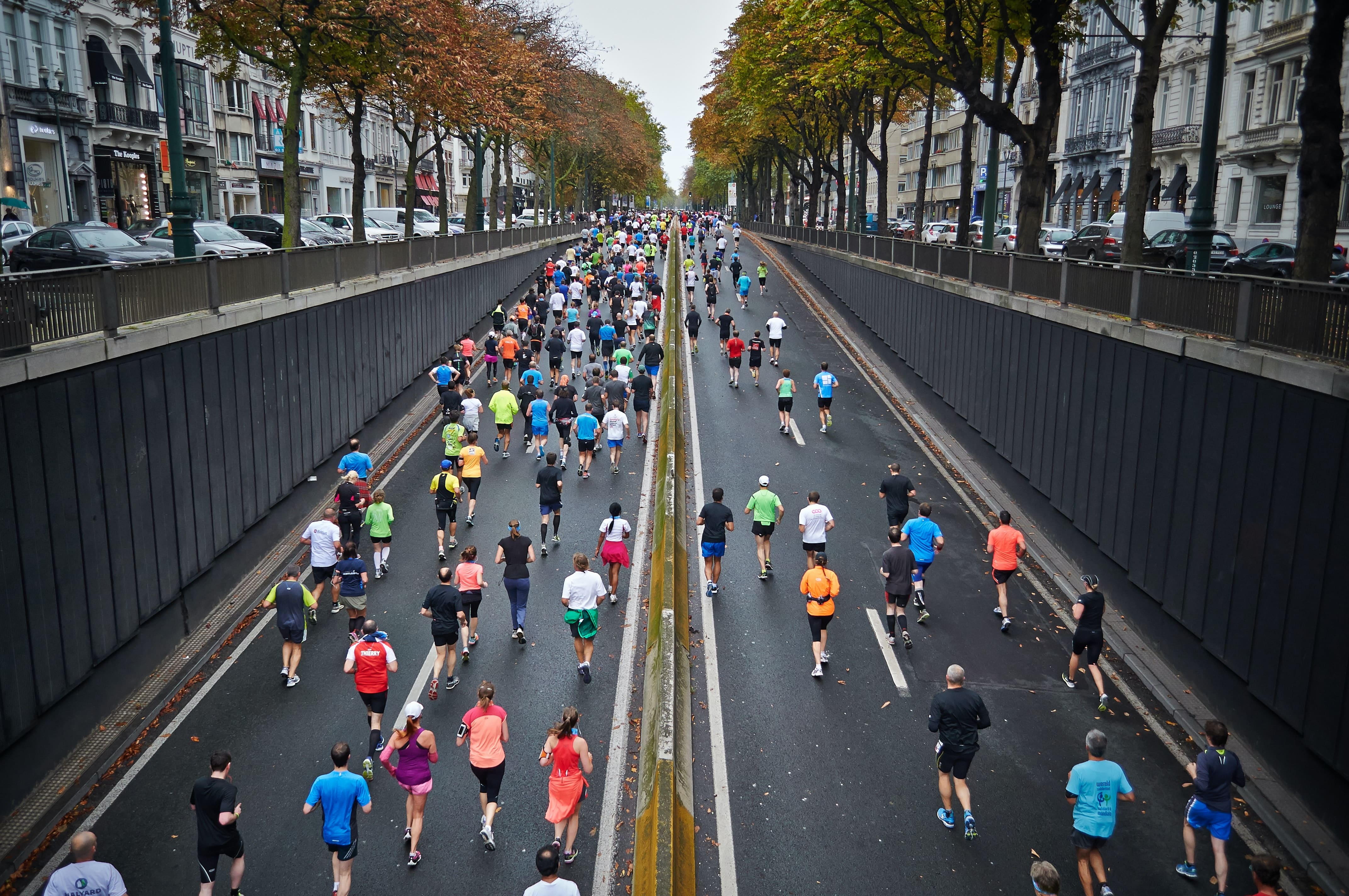 Personas corriendo una maratón urbana