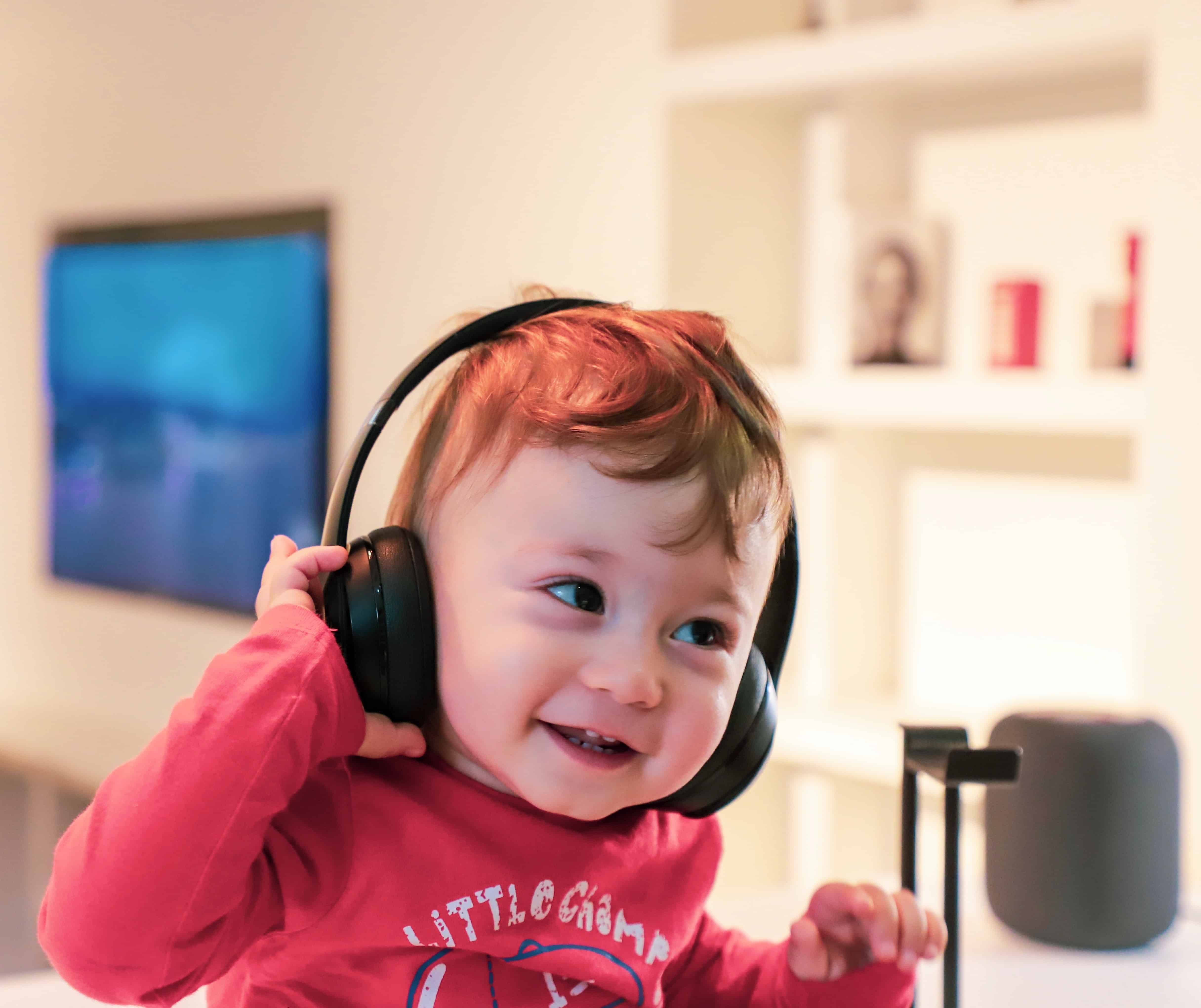 Niño con audifonos sonriendo