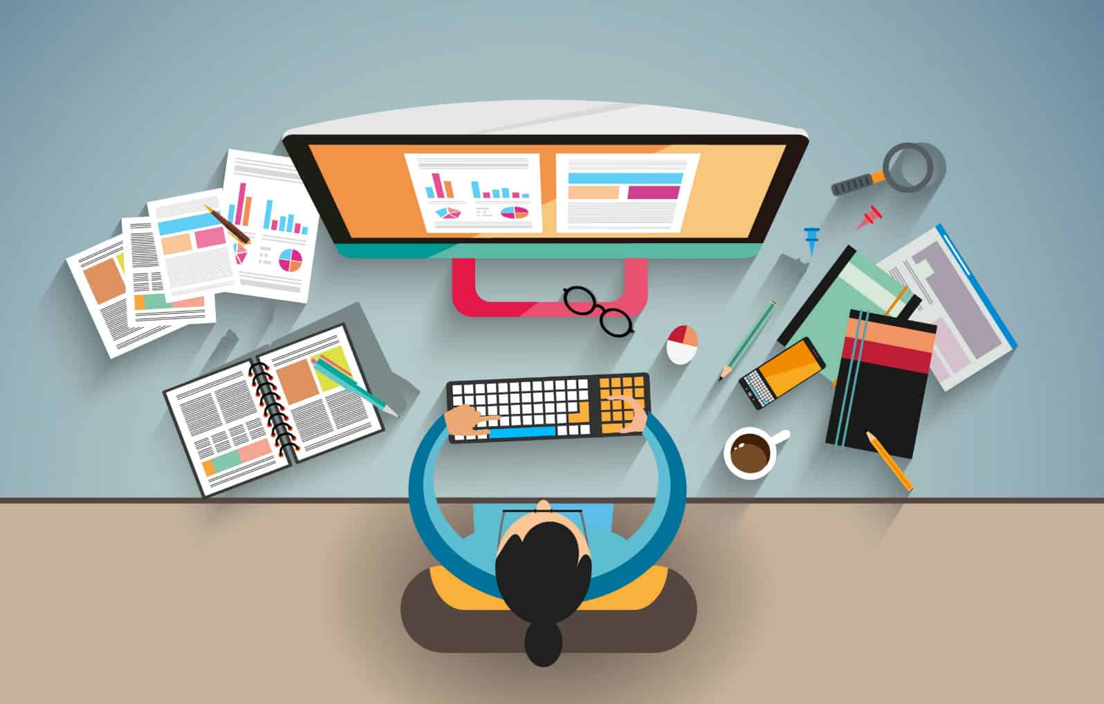 Chica trabajando en el diseño de una interfaz, frente a su computadora, y a algunos bocetos.