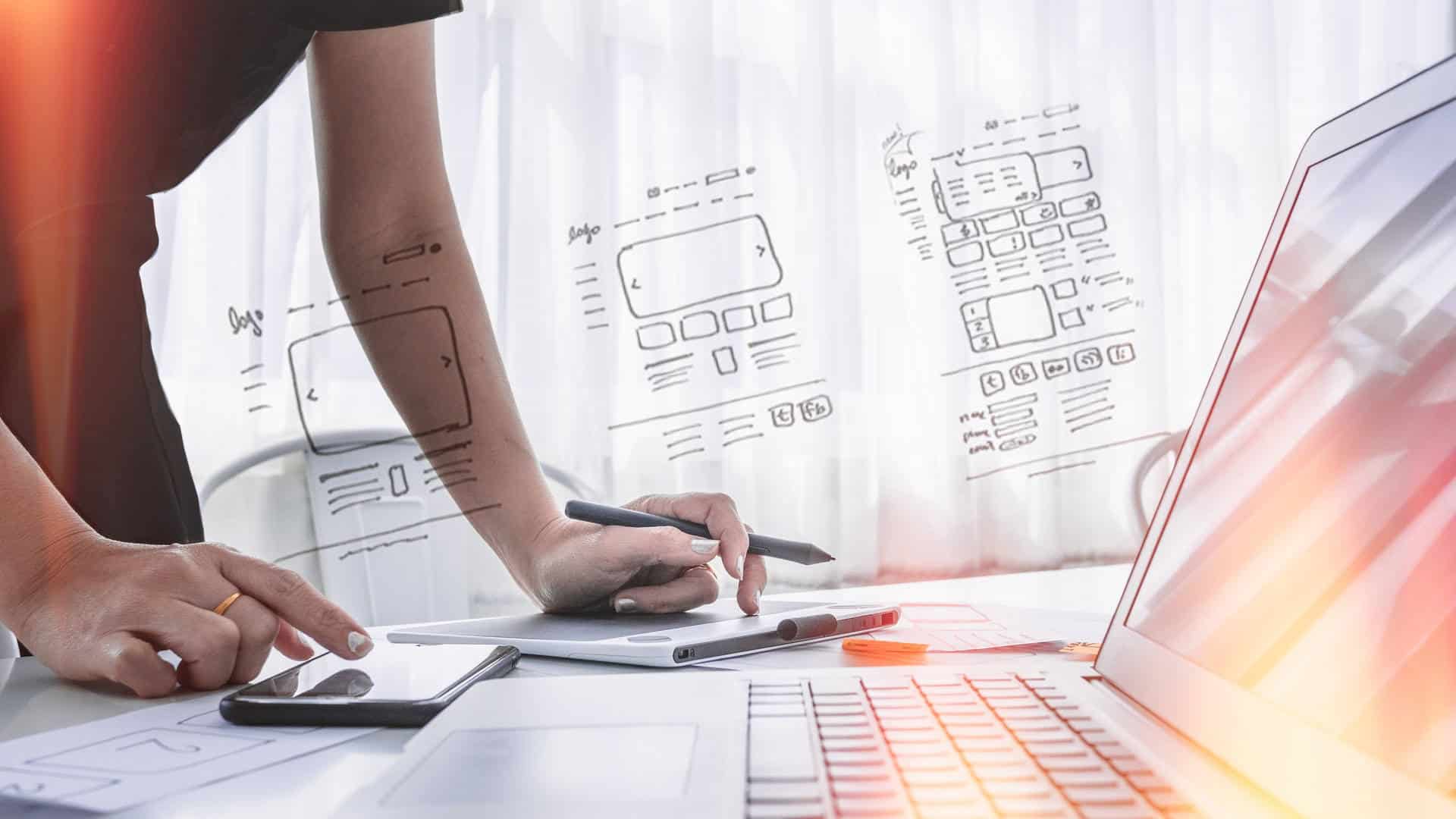 Diseñador, escogiendo diseños UX.