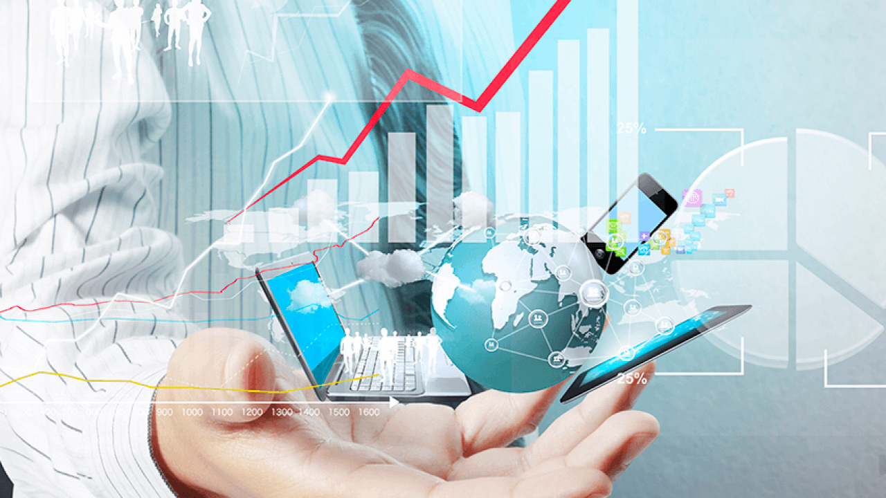 Mano sosteniendo los logos referentes a las páginas web.