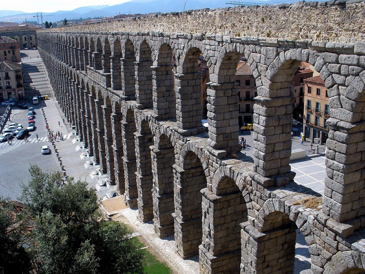 Vieja construcción de un acueducto romano