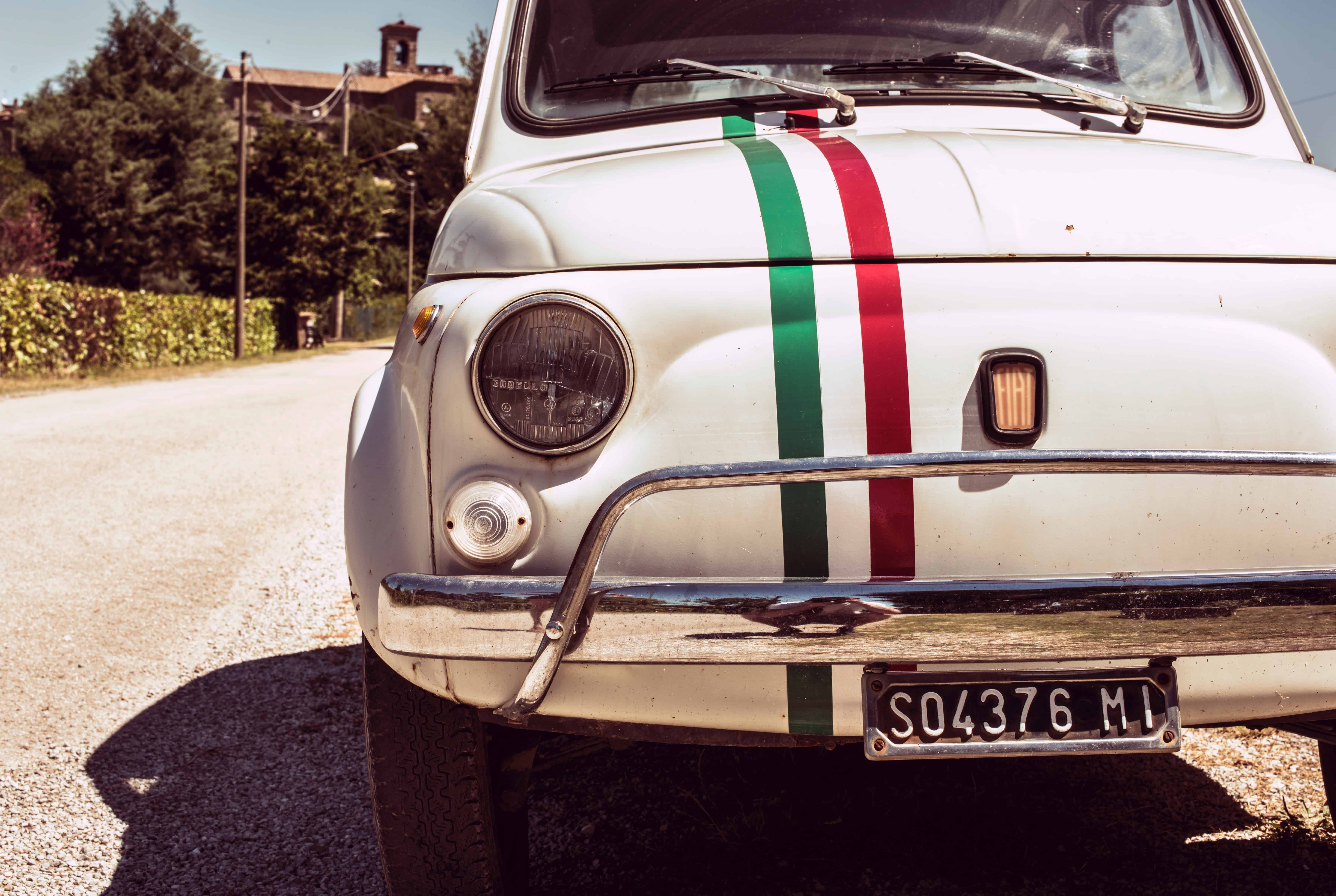 Auto pequeño blanco, en una esquina los colores de la bandera de Italia