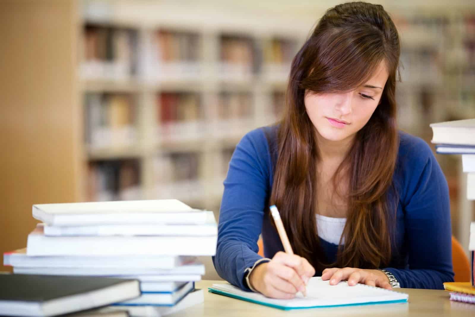 Chica estudiando para un exámen.