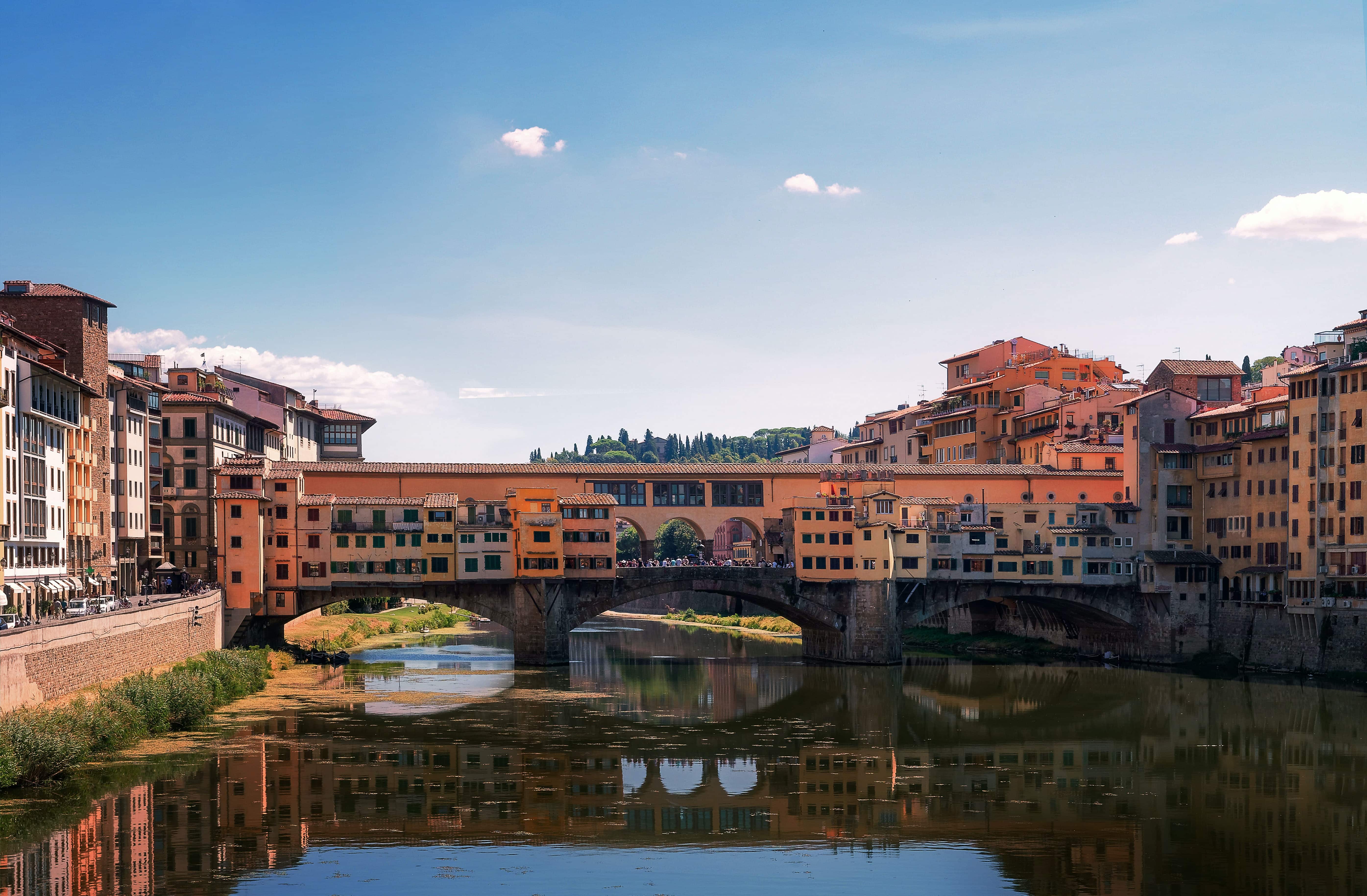 Panorámica de Florencia Italia, con vista a un puente y un río