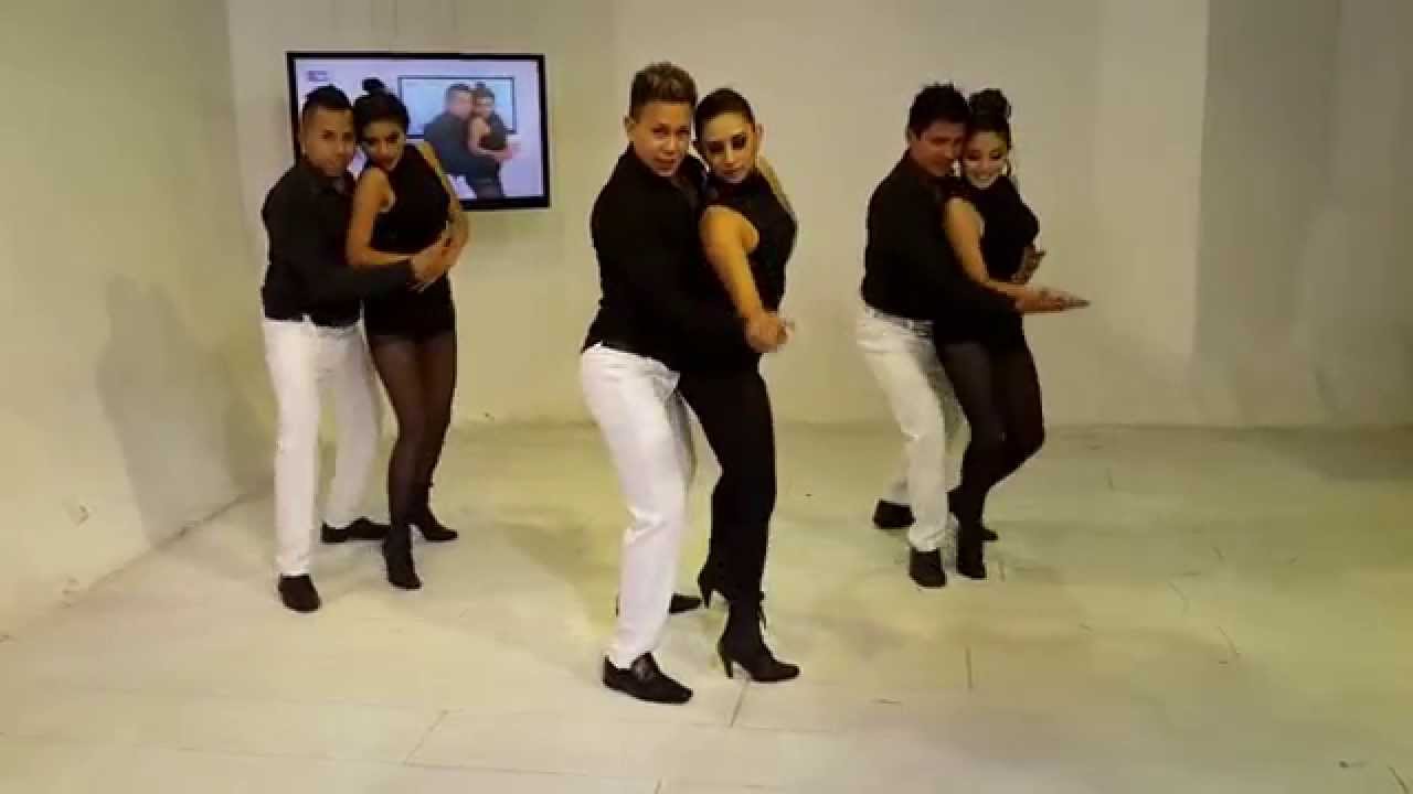 Pareja vista en tres ángulos, bailando bachata romántica