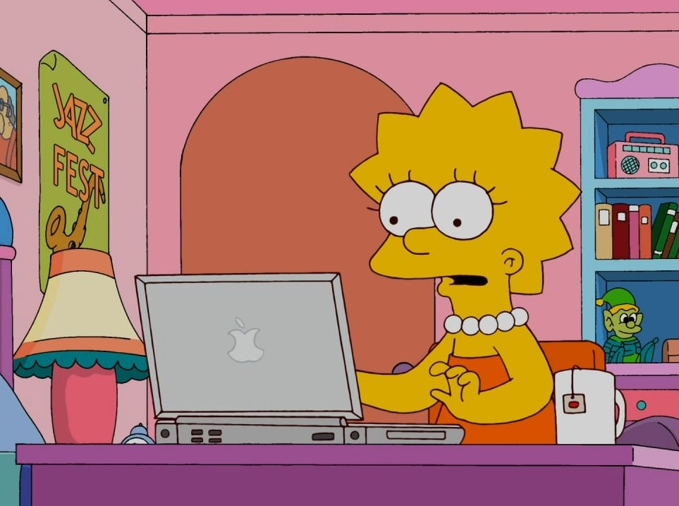 Lisa escribiendo en una computadora.