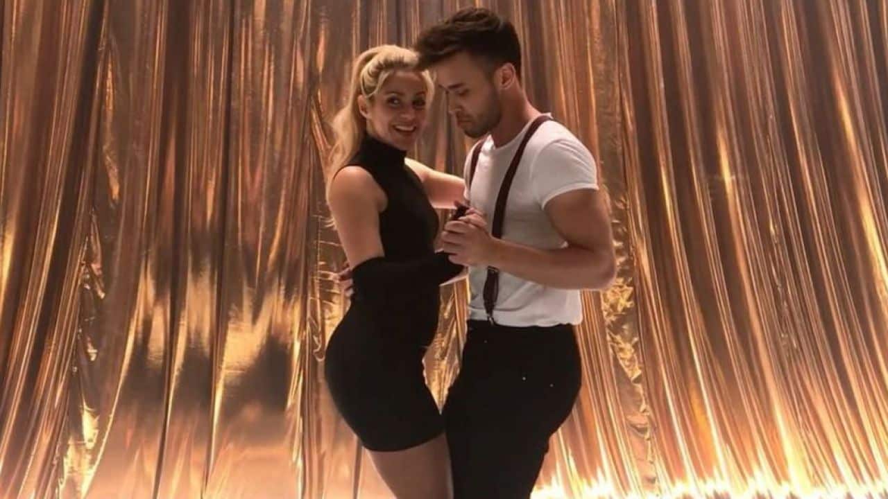 Shakira y Prince Royce bailando bachata