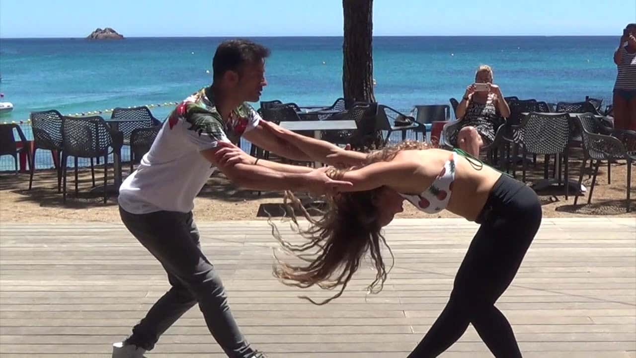 Pareja bailando bachata.