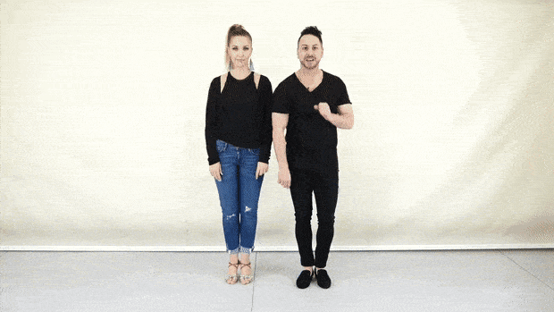 Pareja ensayando los pasos básicos de la bachata.