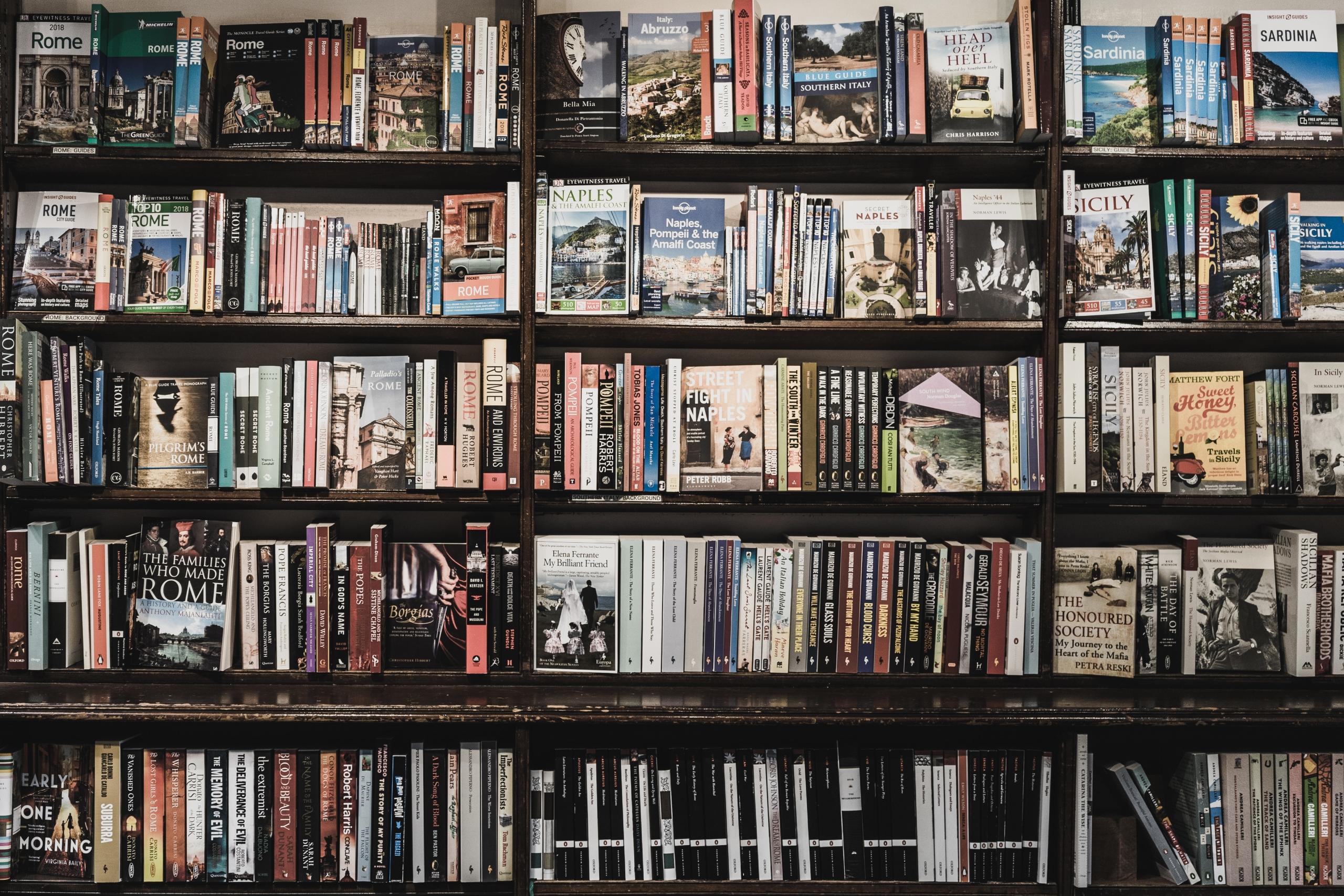 Biblioteca con muchos libros