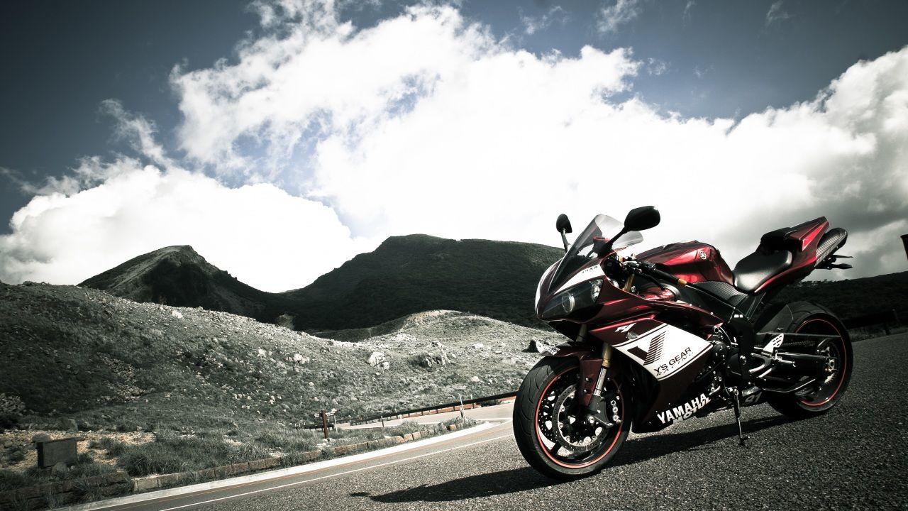 Moto parada junto a una carretera con un hermoso paisaje.