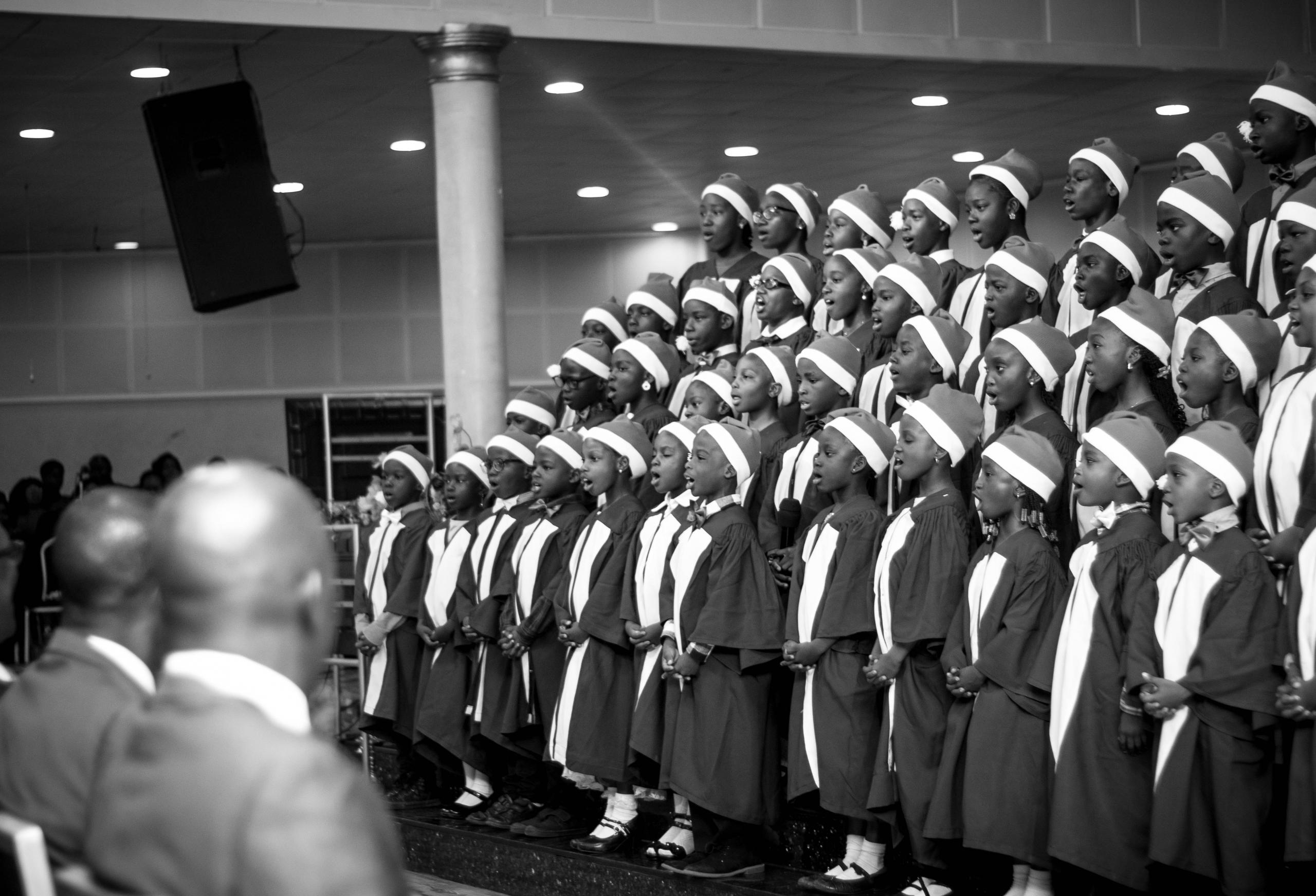 Foto en blanco y negro de un coro gospel de niños