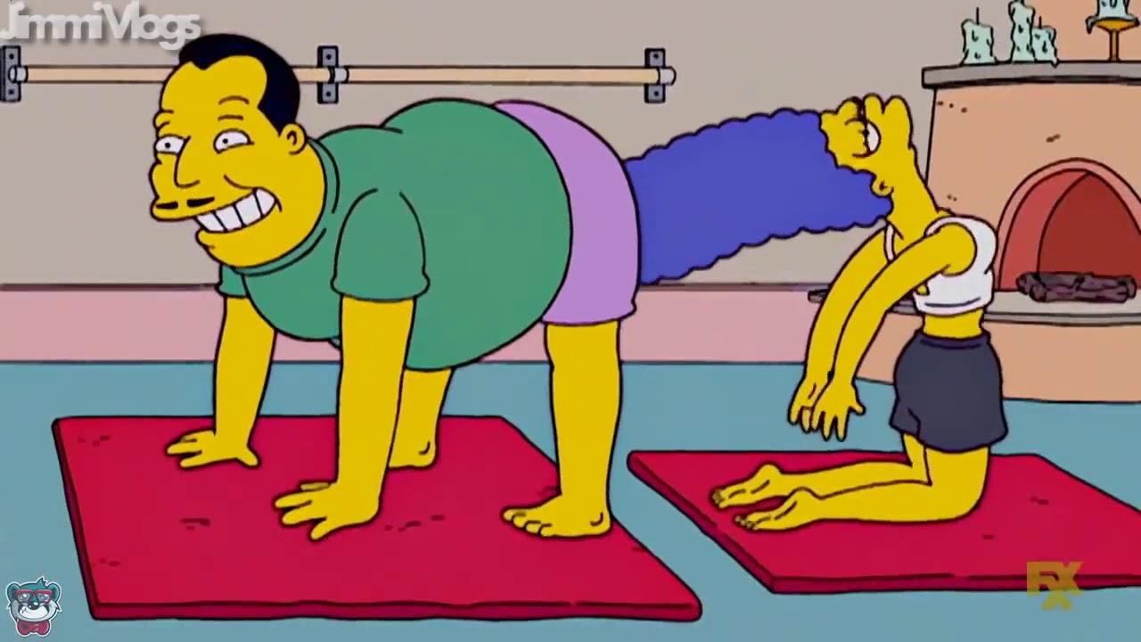 Marge Simpson haciendo yoga junto a su entrenador en la sala de su casa
