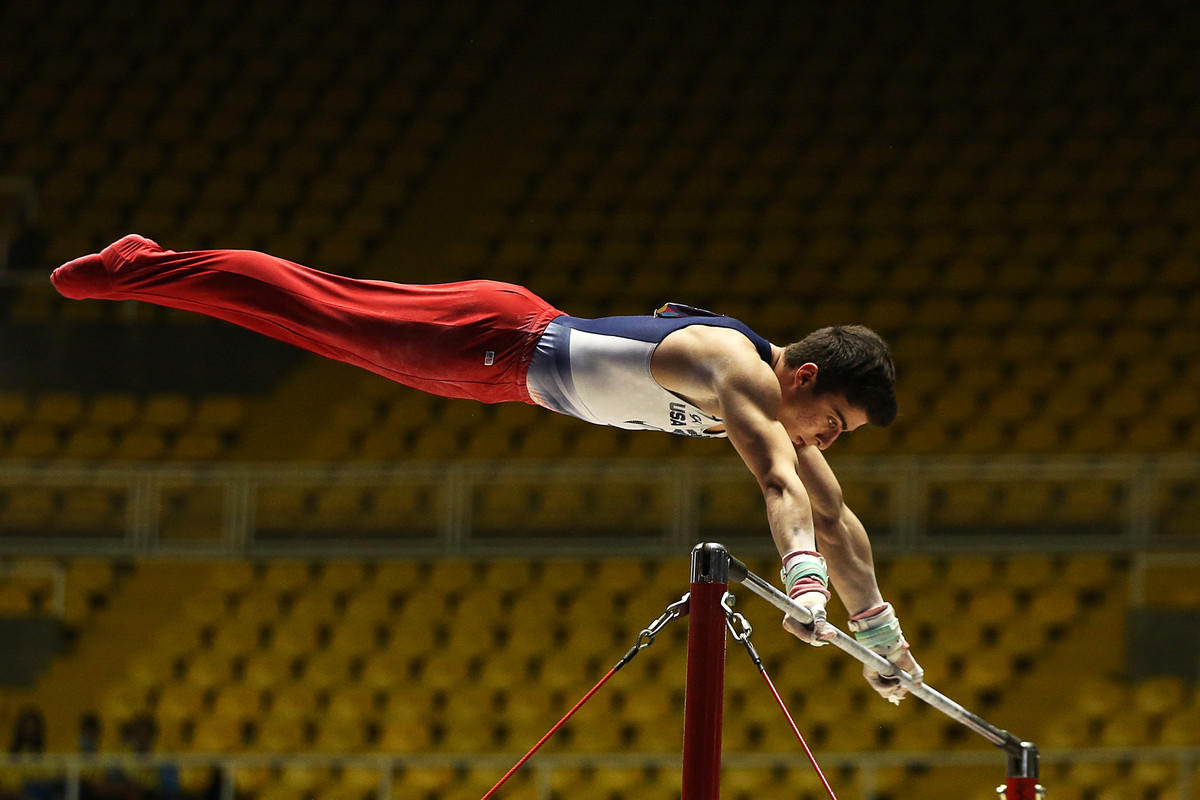 Chico gimnasta, realizando una pirueta.