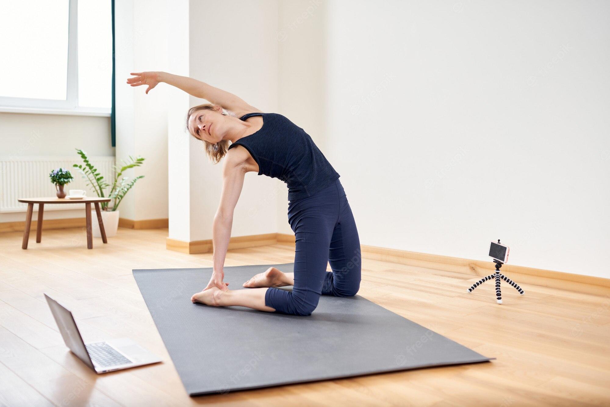 Chica haciendo yoga frente a su pc
