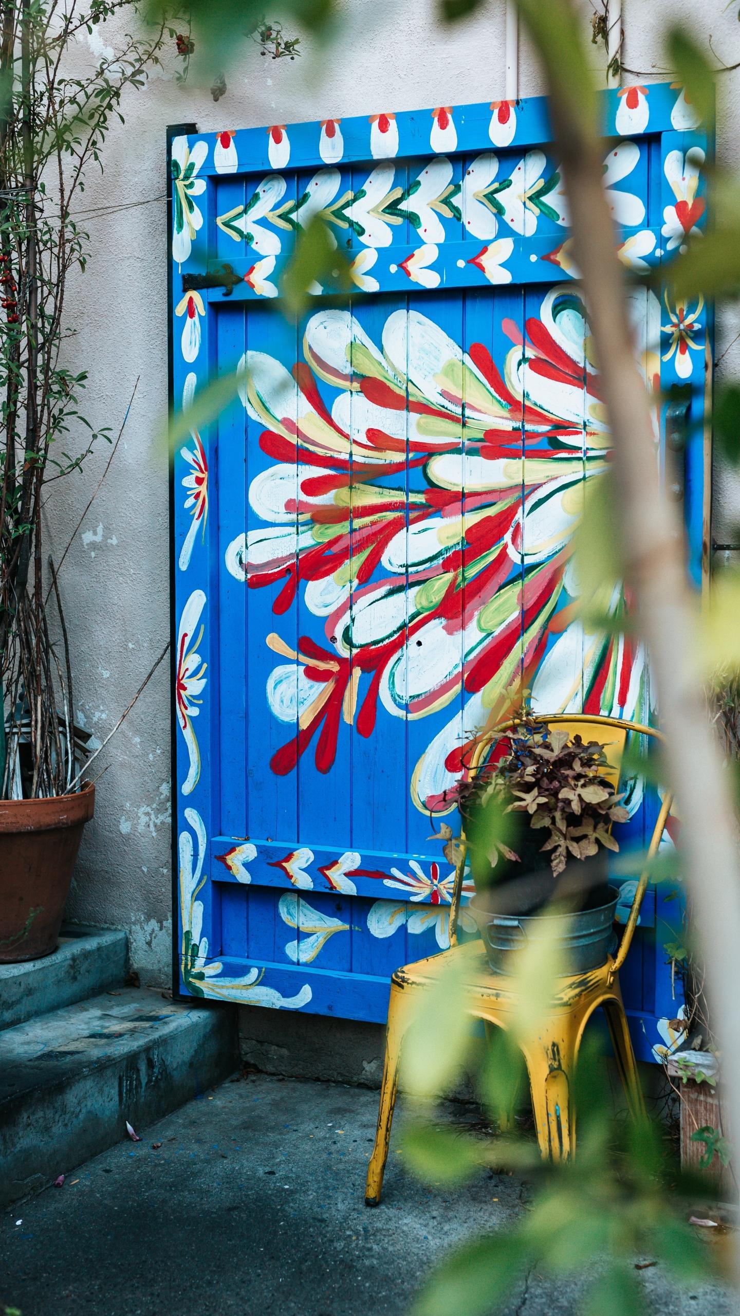 Puerta pintada de colores