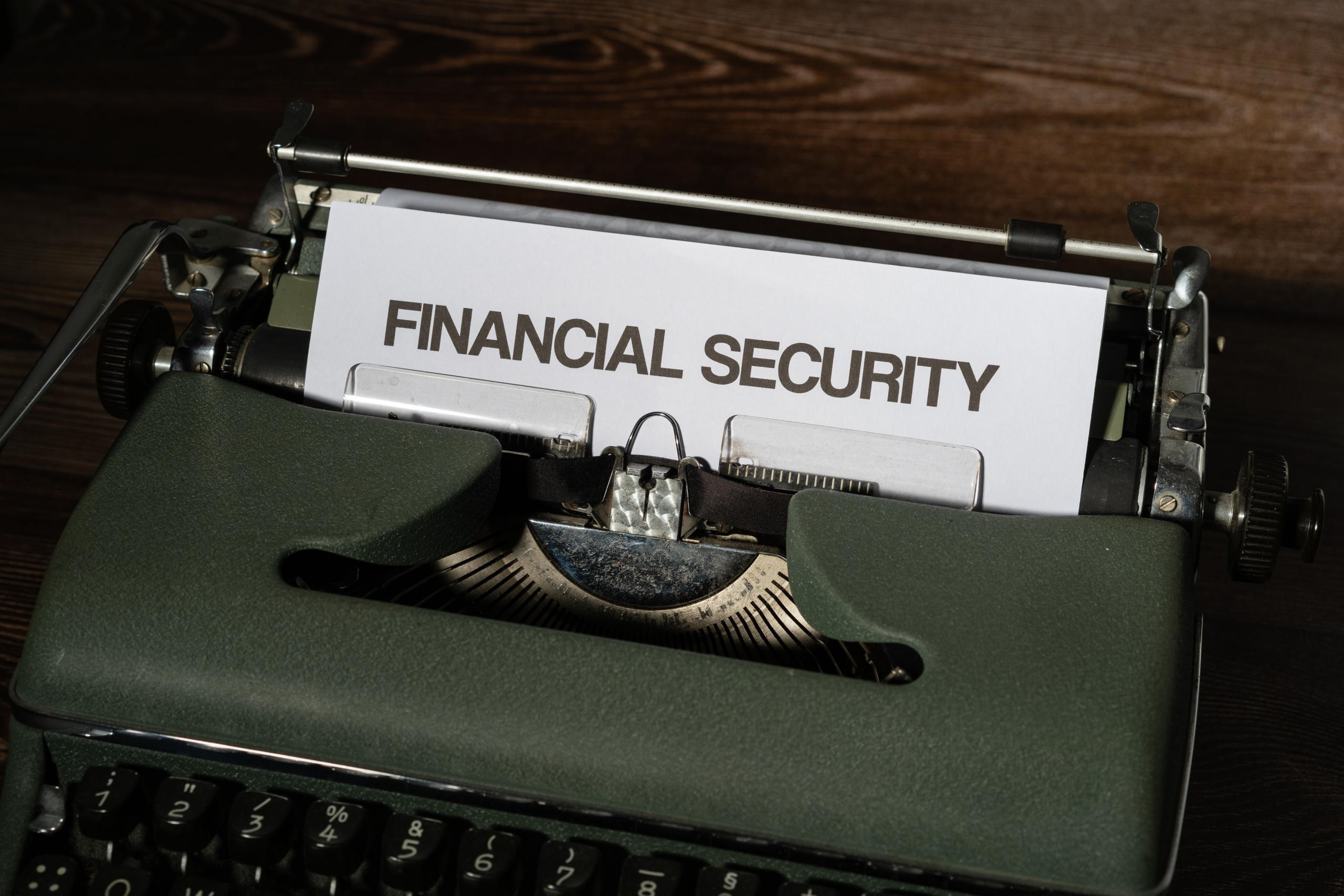 Financial Security escrito en hoja dentro de una maquina de escribir