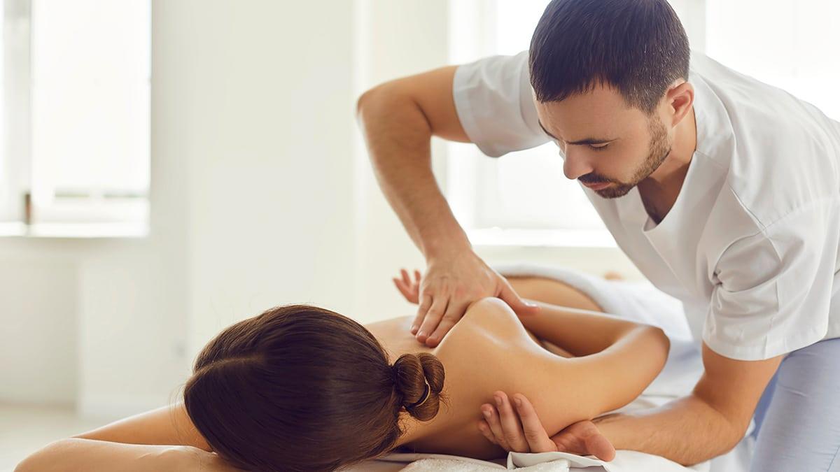 Terapeuta, realizando fisioterapia a una chica.