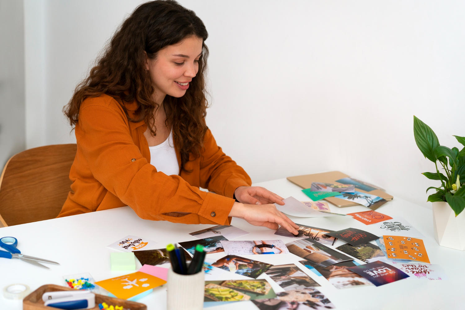 Mujer revisando unas fotografías