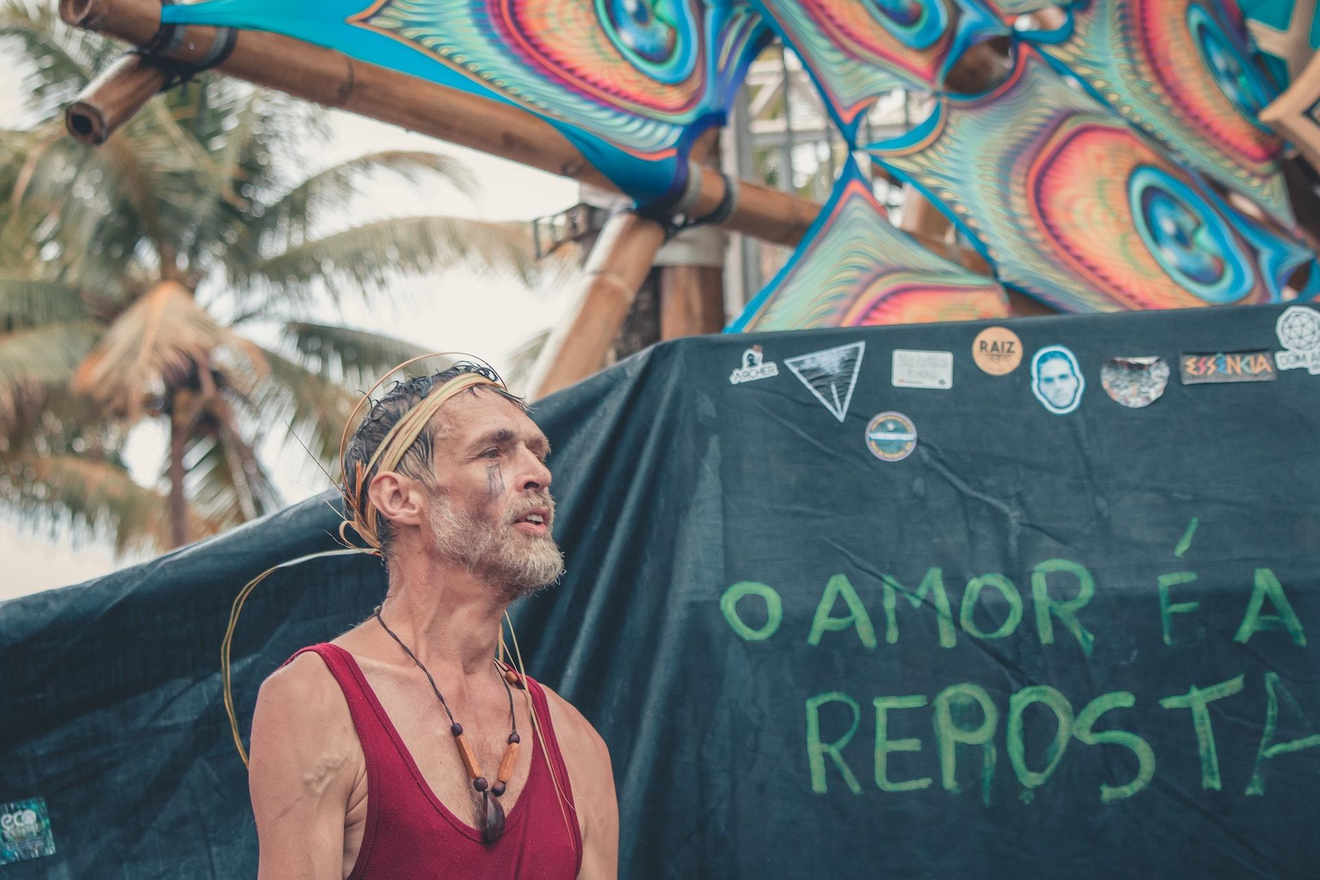 Hombre junto a una frase en portugués que dice: O amor é a reposta