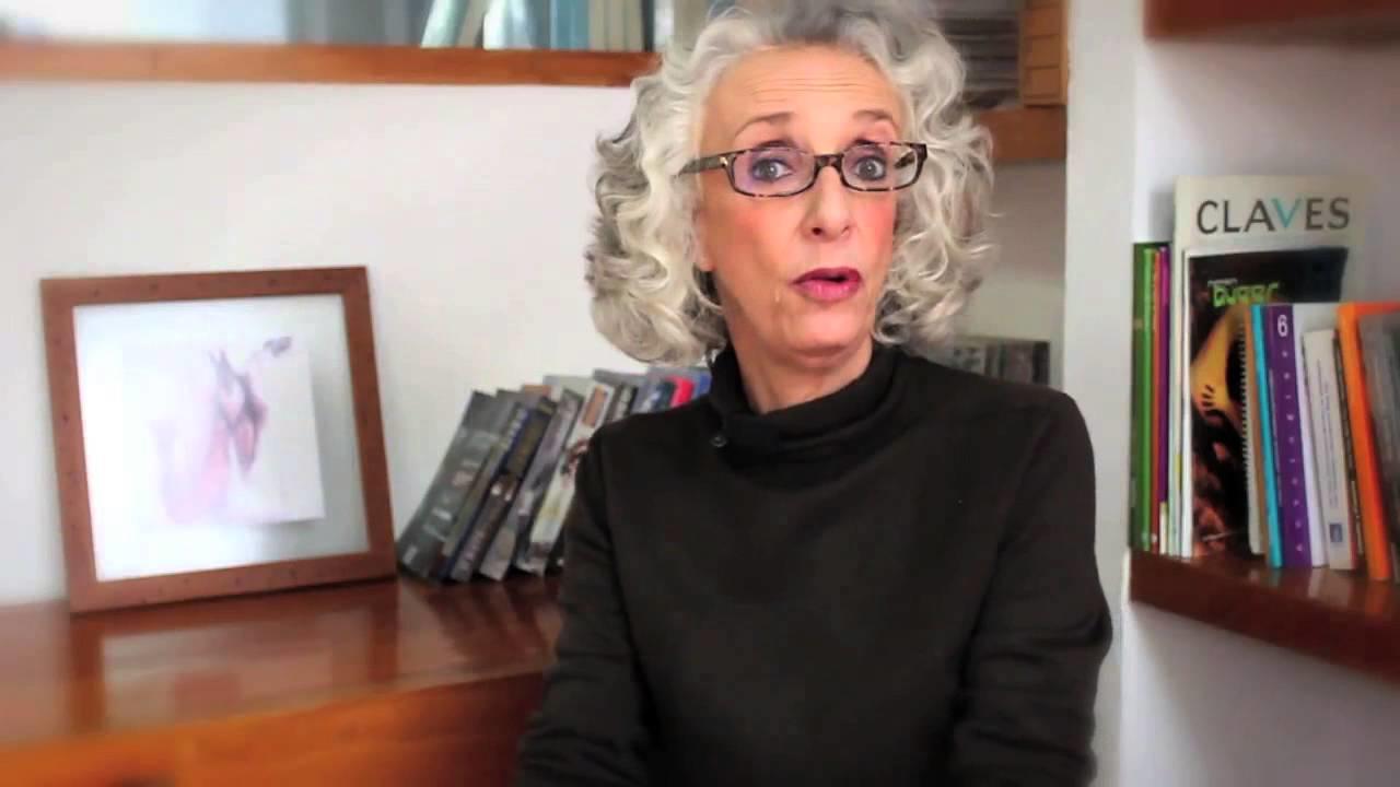 Martha Lamas sentada en un sofá hablando.